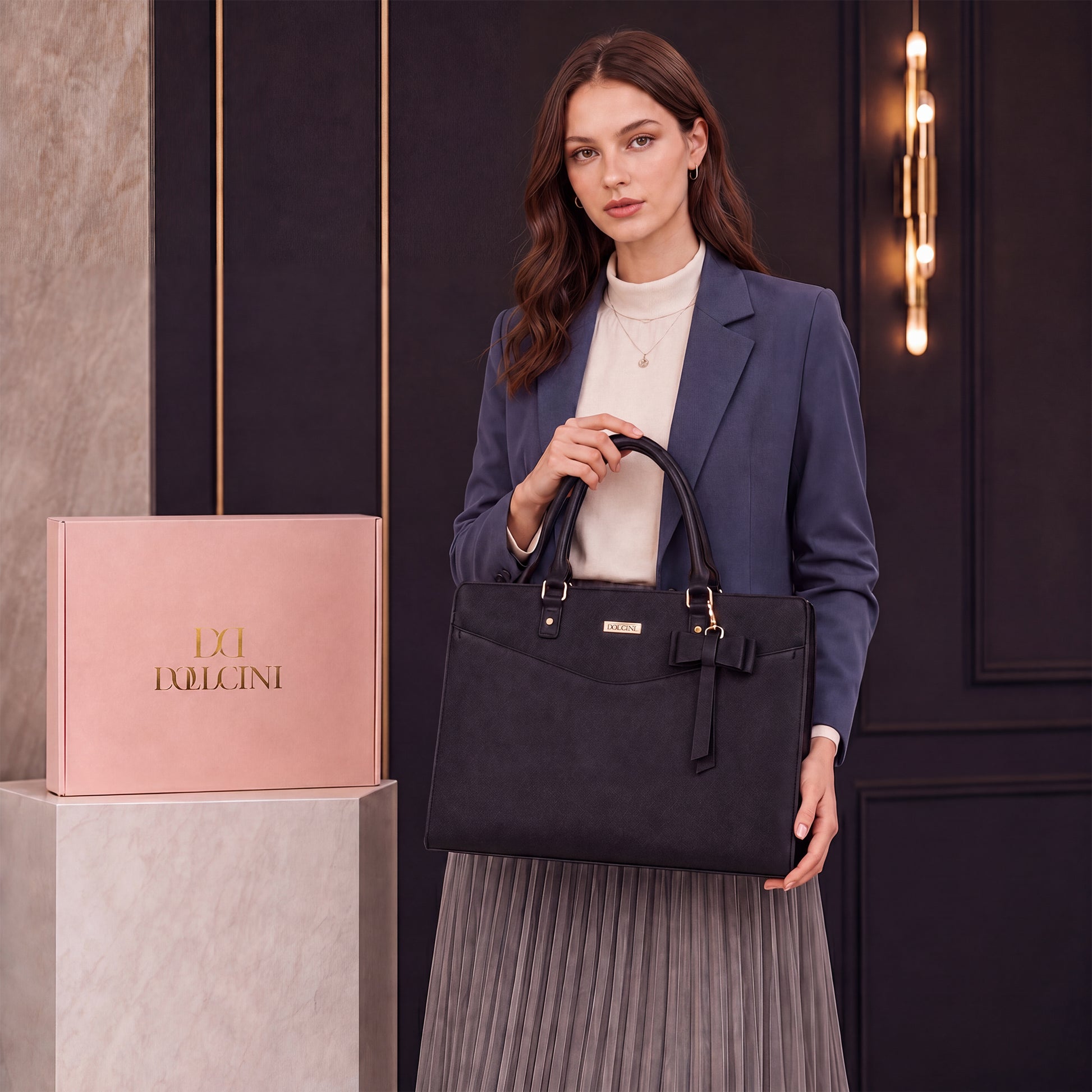 fekete női laptoptáska modellen, elegáns irodai viseleti jelenetben