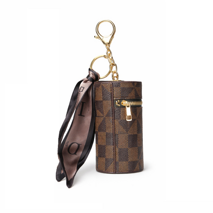 Dollcini, Kockás Táskadísz Charm – Retró Stílusú PVC Kiegészítő