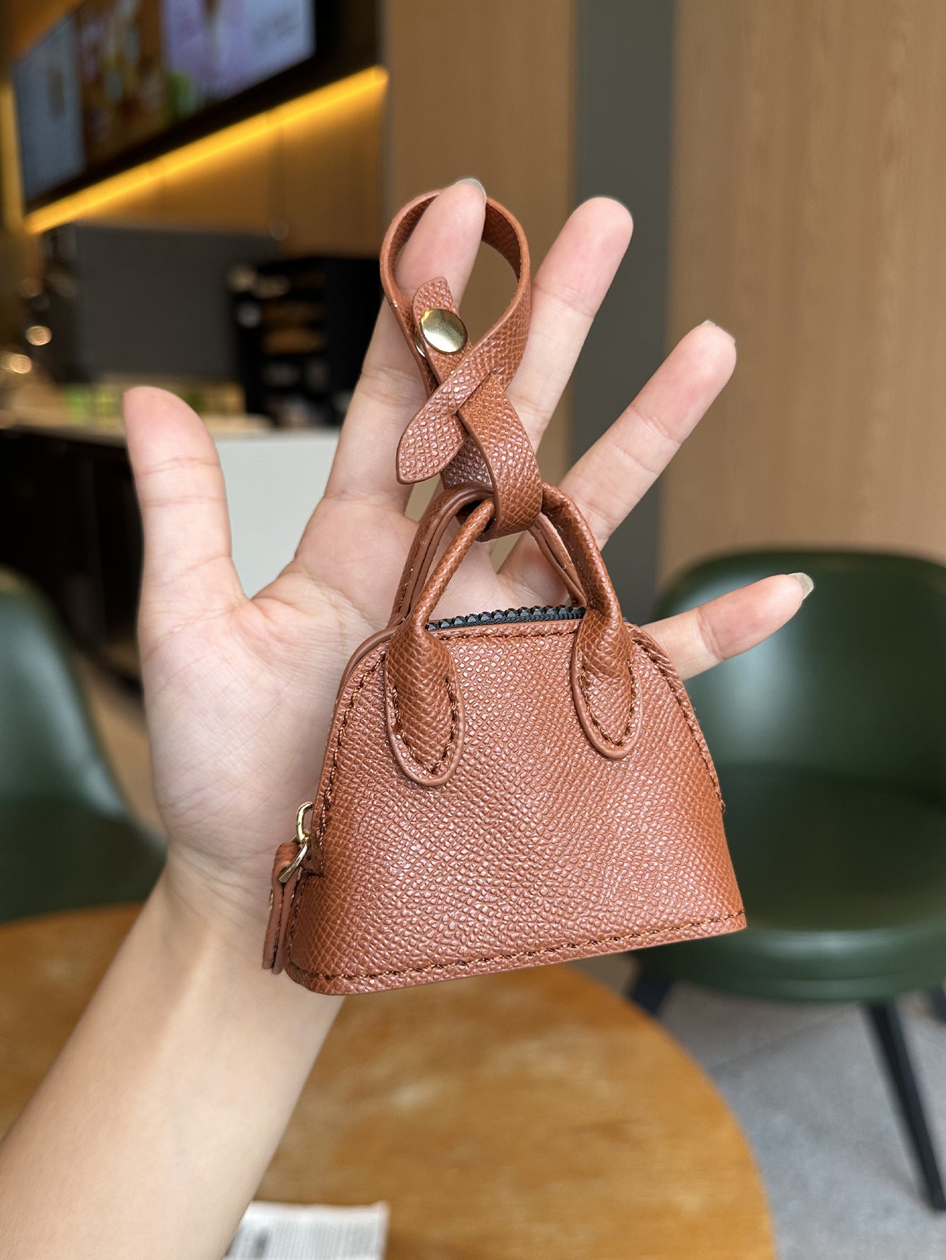 Dollcini, Mini „Boli Shell” Táskadísz – Fekete és Barna, PVC Charm Táskára